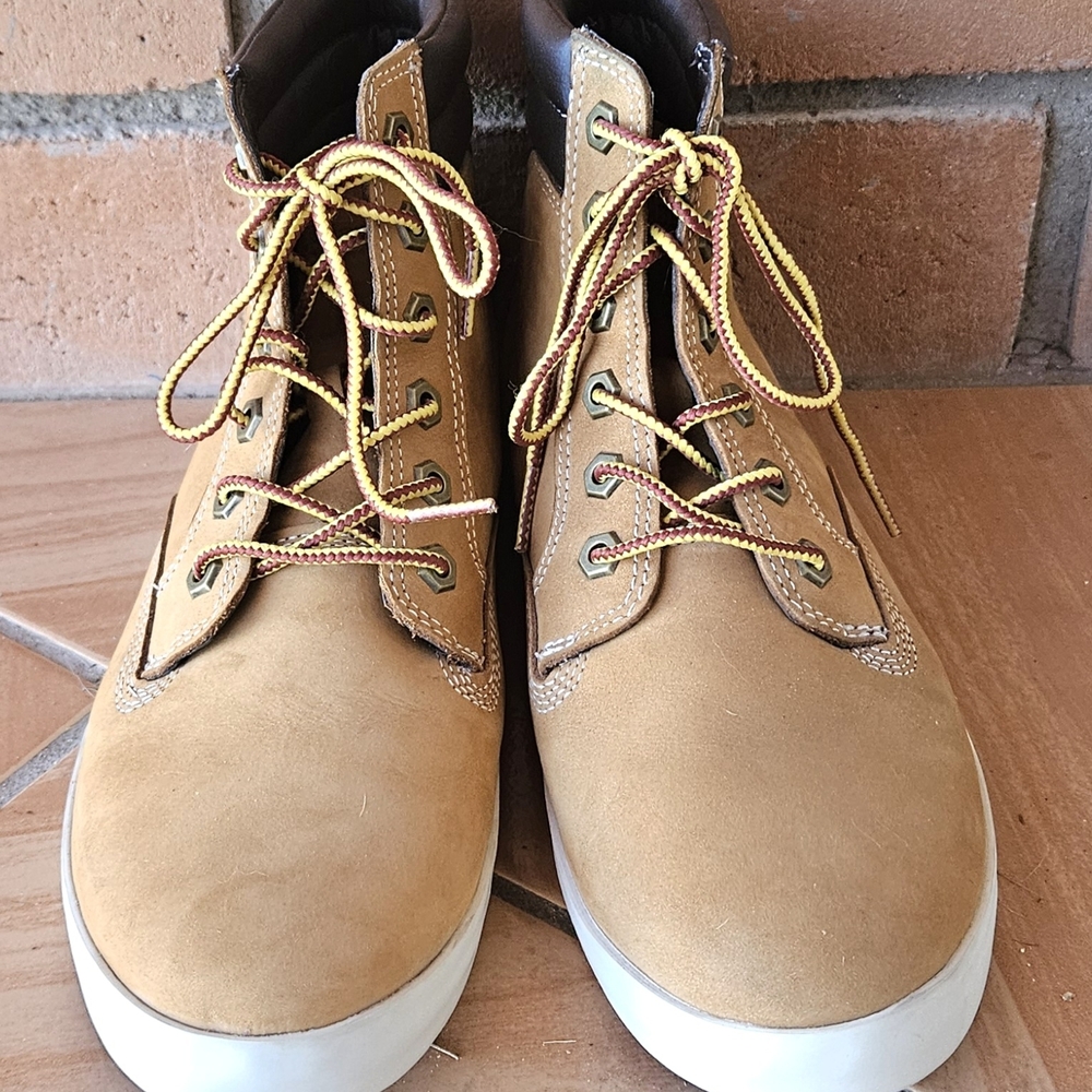 Timberland Men's Chukka Boots Size 9 Tan Nubuck Leather Yellow Laces - Picture 2 of 6